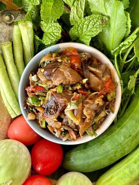 This jeow het recipe creates a delicious Lao mushroom dipping sauce that's easy to make with just a few simple steps. Mushroom Dipping Sauce, Tomato Dipping Sauce, Homemade Pad Thai, Thai Dipping Sauce, Lao Food, Spicy Mushroom, Chili Oil Recipe, Dipping Sauces For Chicken, Sauces Recipes