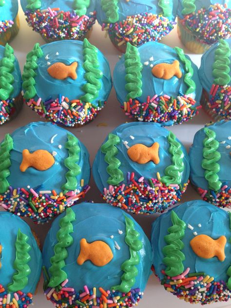 Fish Theme Cupcakes, Underwater Theme Cupcakes, Aquarium Cupcakes, Goldfish Cupcakes, Goldfish Cake, Fish Cupcakes, Ocean Cupcakes, Bake Sale Desserts, Shark Cupcakes