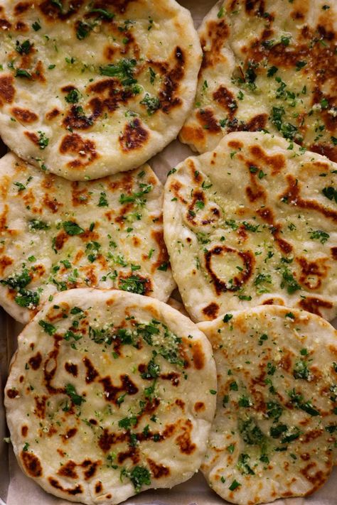 Garlic Naan , Let’s learn how to make homemade Garlic Naan – the perfect side to serve with butter chicken or chicken tikka masala! It’s super soft and fluffy and the Naan Lunch Ideas, Keto Indian Food, Cilantro Butter, Garlic Naan Recipe, Plain Naan, Flat Breads, Garlic Naan, Naan Recipe, Clay Oven