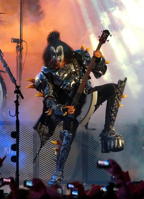 Gene Simmons:  el demonio con la lengua más grande y sucia del rock 1 Montreal Forum, Banda Kiss, Kiss Artwork, Gene Simmons Kiss, Witcher Wallpaper, Eric Singer, Kiss Army, Bass Players, Vintage Kiss