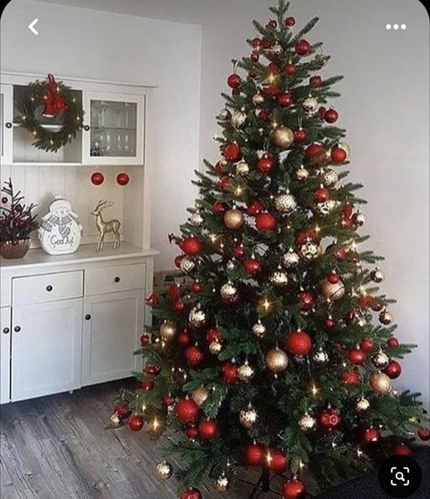 Christmas Tree Red And Gold, Red Gold Christmas, Christmas Tree Inspo, Red And Gold Christmas Tree, Gold Christmas Tree Decorations, Silver Christmas Decorations, Christmas Tree Decorating Themes, Christmas Apartment, Elegant Christmas Trees