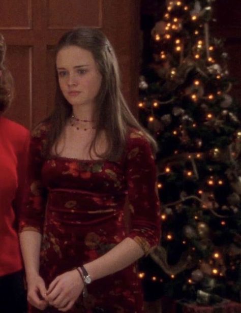 The best Rory Gilmore outfits Rory Gilmore Red Dress, Christmas Gilmore Girls Aesthetic, Rory Gilmore Christmas, Rory Gilmore Outfits, Gilmore Girls Christmas, Winter Widgets, Chasing Daisies, Chilton Rory, Gilmore Outfits