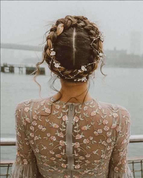 Bridal Style | Cool Spring Florals for 2018 Wedding Braids, Halo Hair, Crown Braid, Braided Hairstyles For Wedding, Bride Hairstyles, Hair Dos, Change Your Life, Wedding Hair Accessories, Hair Day