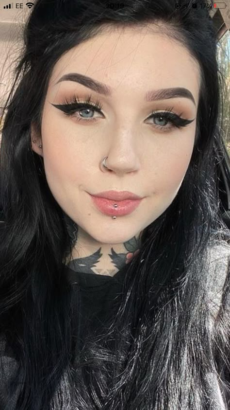 Heavy Eyeliner Makeup Grunge, Minimal Alternative Makeup, Face Piercings Aesthetic, Piercings Goth, Bold Makeup Looks, Bra Image, Rave Makeup, Alternative Makeup, Makijaż Smokey Eye