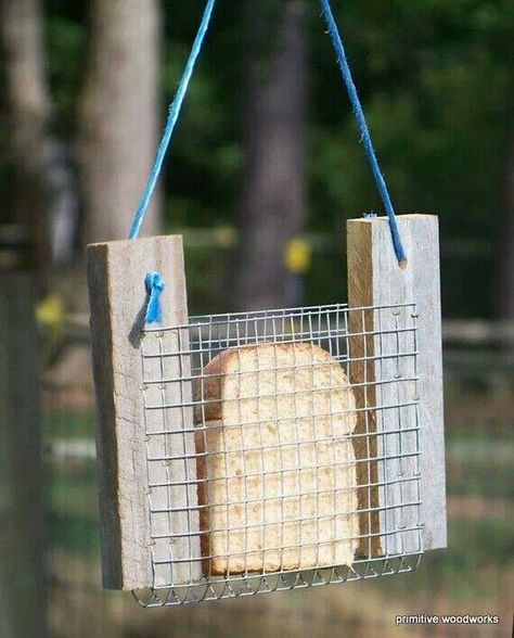 Bird fedder Rustic Bird Feeders, Bird House Feeder, Diy Bird Feeder, Diy Birds, Wood Bird, Bird Garden, Bird Feeder, Garden Crafts, Outdoor Projects