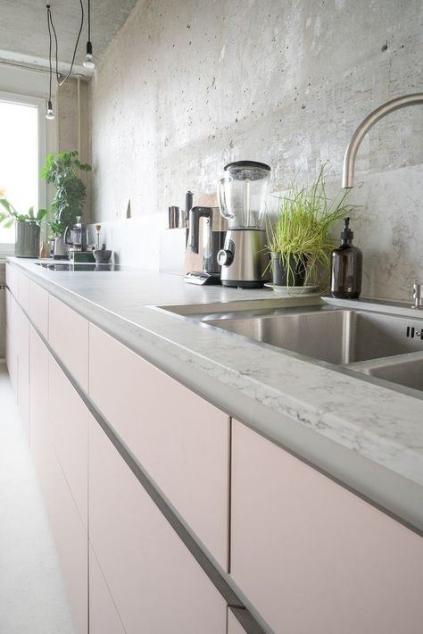 Black Terrazzo Kitchen, Condo Kitchens, Pink And Grey Kitchen, Pink Kitchen Designs, Terrazzo Kitchen, Modular Kitchen Interior, White Worktop, Designer Kitchens, Pastel Kitchen