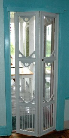 Screen Door Ideas, Old Screen Doors, Wooden Screen Door, Diy Screen Door, Sliding Screen Doors, Beach Place, Glass Interior, Wooden Screen, Open Door