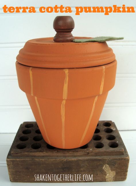 easy fall pumpkin craft with terra cotta pots #craft #pumpkin Fall Goodies, Clay Pot Projects, Pumpkin Craft, Terra Cotta Pot, Painted Terracotta, Terra Cotta Pot Crafts, Painted Pumpkin, Pot Crafts, Painted Terra Cotta Pots