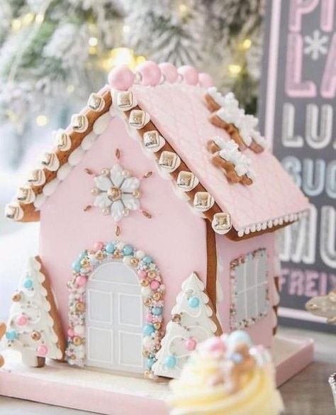 Pink Gingerbread House, Winter Torte, Cool Gingerbread Houses, Gingerbread House Template, Mini Gingerbread House, Pink Gingerbread, Gingerbread House Designs, Gingerbread House Cookies, Cookie House