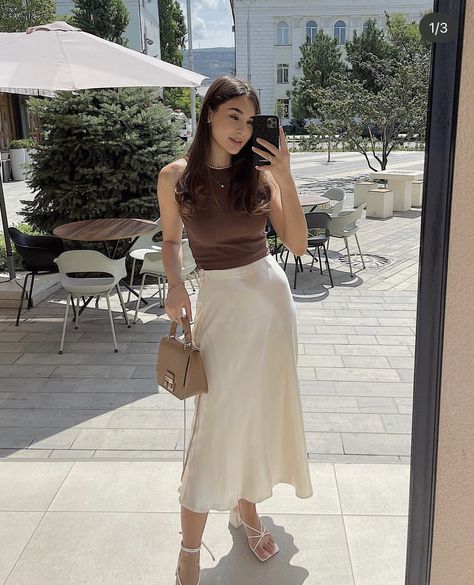 Summer Minimal Outfit, Satin Skirt Outfit Classy, Midi Skirt Outfit Casual, Uniqlo Women Outfit, Modest Girly Outfits, Satin Skirt Outfit, Elegant Summer Outfits, Classy Skirts, Long Skirt Outfits