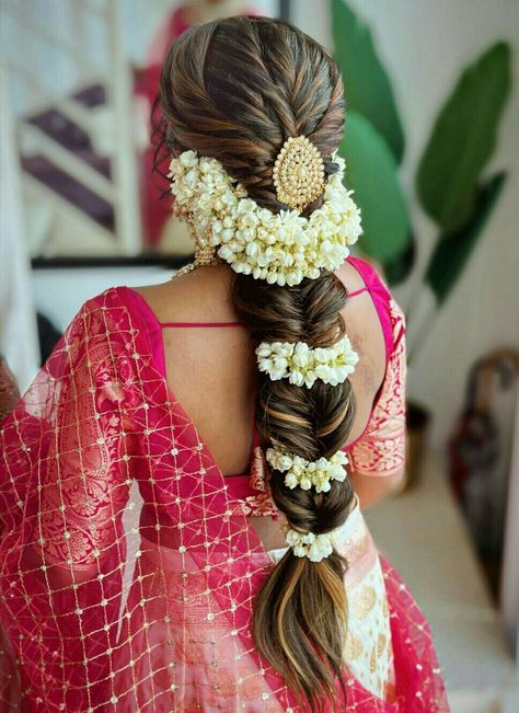 Hairstyles Flowers Indian, Long Hairstyles Indian Wedding, Simple Bridal Hairstyles South Indian, Hairstyles With Jasmine Flowers Indian, Jasmine Flower Hairstyle For Saree, Engagement Looks For Indian Bride Hairstyle, Lotus Hairstyle, Hairstyles For Bride Indian, South Indian Hairstyles For Saree