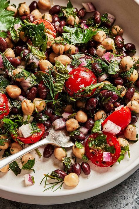 A close-up image of the Balela salad, in a bowl, with a fork dug into it. This Balela Salad recipe is a bight, vibrant, Middle Eastern-style dish that is sure to satisfy all your salad cravings! is full of fresh flavors, fun textures, and NEVER gets soggy! Serve this salad with pita chips, in pita pockets, or simply eat it on its own. Balela Salad Recipe, Balela Salad, Salad In A Bowl, Pita Pockets, Cowboy Caviar, Sugar Free Diet, Eastern Cuisine, Healthy Comfort Food, Easy Salad Recipes