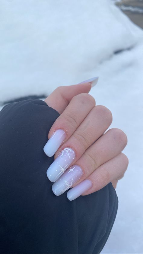 Christmas Nails Milky White, Milky Christmas Nails, Aesthetic Nails Winter, Nails Christmas White, Milky White Christmas Nails, Christmas White Nails, Snow Nails Winter, Nails Inspo 2022, Snow Nails