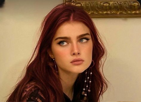 Dark Red Hair And Green Eyes, Red Hair Pale Skin, Crimson Red Hair, Pelo Color Vino, Raspberry Wine, Maroon Hair, Red Hair Blue Eyes, Hair Pale Skin, Cherry Red Hair