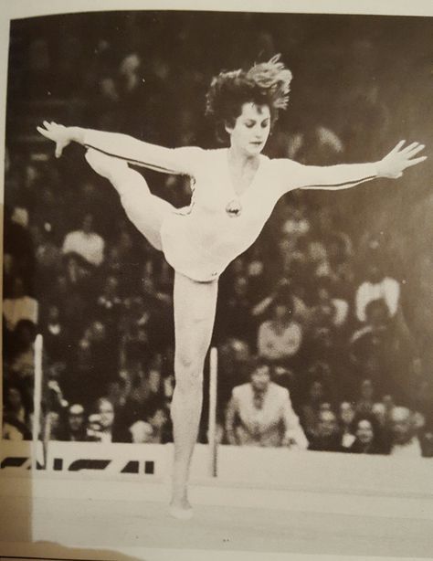 Nadia Comaneci Perfect 10, Nadia Comaneci 1976, Vintage Gymnastics, Famous Gymnasts, Gymnastics Images, Gym Leotards, Nadia Comaneci, Kids Gymnastics, Gymnastics Poses