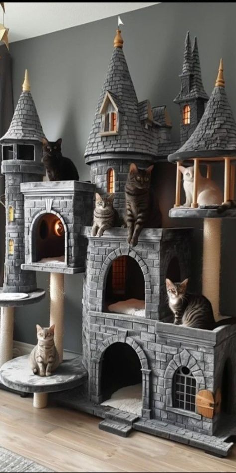 Cat Palace Diy, Cat Cardboard House, Hogwarts Cat Tree, Cat Castle Diy Cardboard Boxes, Cat Castle Luxury, Cardboard Cat Castle, Gothic Cat Tree House, Castle Cat Tree, Cat Homes