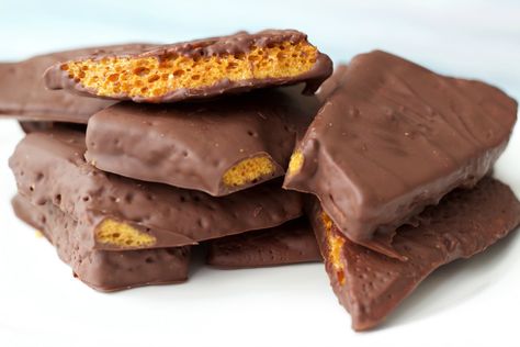 Chocolate Covered Honeycomb Crunchie bars - based on the Cadbury Crunchie these gorgeous treats contain only 6 ingredients and are gluten-free and vegan! Vegan Honeycomb, Crunchie Chocolate, Honeycomb Recipe, Cadbury Crunchie, Crunchie Bar, Vegan Dark Chocolate, Vegan Cakes, Chocolate Covered Treats, Desserts Vegan