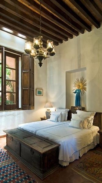 Eye For Design: Decorate Spanish Colonial "Old Hollywood" Style With Whitewashed Walls. Spanish Bedroom, Style Hacienda, Mexican Bedroom, Hacienda Homes, Hacienda Style Homes, Gorgeous Homes, Spanish Decor, Mediterranean Home Decor, Spanish Style Home