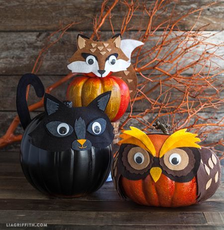 31 Creative Ways to Decorate a Pumpkin – About Family Crafts Pumpkins Decorated, Pumpkin Decorating Contest, No Carve Pumpkin Decorating, Pumpkin Mask, Felt Pumpkins, Fun Pumpkins, Halloween 2016, Pumpkin Art, Theme Halloween