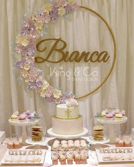 Faux Flowers Diy, Balloon Wreath, Simple Bridal Shower, Wedding Table Names, Baby Rosa, Bridal Shower Diy, Birthday Party Tables, Diy Bridal, Baptism Party