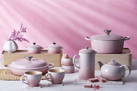 New Shell Pink has been inspired by the soft tones of seashells, capturing the essence of romance and summer sunsets. Add an elegant blush to the kitchen and the home with Shell Pink from Le Creuset, launching in store and online at www.lecreuset.co.za from 14th February 2020. Le Creuset Shell Pink, Stovetop Kettle, Le Creuset Cookware, Silk Bedding Set, Le Creuset Stoneware, Products Photography, Kitchen Things, Shell Pink, Pink Collection