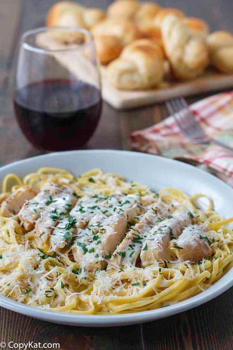 Grilled Chicken Alfredo is one of the best Italian comfort foods and a favorite at Olive Garden. Learn how to make alfredo sauce for pasta with this quick and easy copycat recipe and video. #pastarecipes #fettuccine #alfredo #olivegarden #copycat #copycatrecipes #dinnerideas #chickendinner #grilledchicken Chicken Alfredo Sauce Recipe, Olive Garden Chicken Alfredo, Olive Garden Chicken Alfredo Recipe, Grilled Chicken Alfredo, Chicken Alfredo Sauce, Chicken Alfredo Recipe, Olive Garden Alfredo Sauce, Olive Garden Chicken, Chicken Fettuccine Alfredo