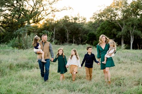 Family 7 Photoshoot, 8 Person Family Photo Shoot Ideas, Family Of 7 Photo Shoot Ideas, Family Of 7 Photoshoot Ideas, Family Poses 5 People, Family With 4 Kids Photoshoot, Family If 6 Photo Ideas, Family Of 7 Photo Ideas, Family Photography Poses For 6