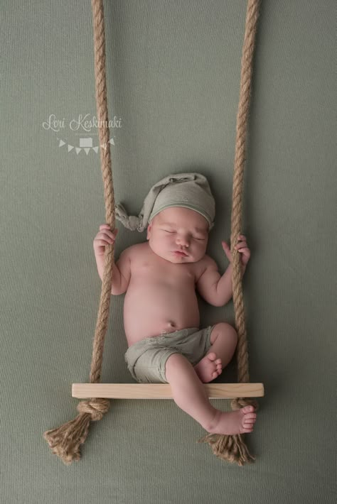 Newborn Photography Ideas Studio, Baby Sitting Photoshoot Ideas, Newborn Cradle Photography, Monthly Pictures Baby, Newborn Shoot Theme Ideas, Hanging Newborn Photography, Newborn Photography Theme Ideas, Nature Newborn Photoshoot, Ivf Newborn Photography