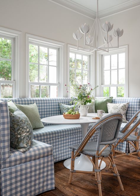 Breakfast Nook Chairs, Sitting Room Off Kitchen, Bay Window Banquette, Beams In Living Room, Charleston Vibes, Banquette Kitchen, Interior Design Bright, Kitchen Banquettes, Breakfast Banquette