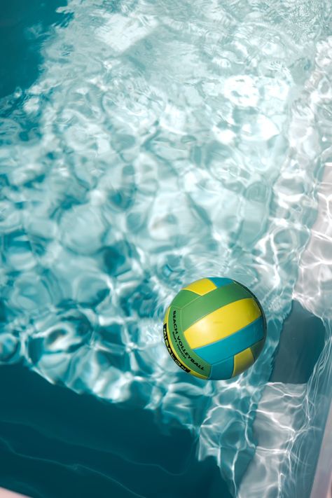 A volley ball sitting in the middle of a pool photo – Free Volleyball Image on Unsplash Pool Volleyball Aesthetic, Volleyball Pool, Blue Volleyball, Pool Volleyball, Volleyball Images, Volleyball Aesthetic, Turquoise Wallpaper, Blue Ball, Pool Photos