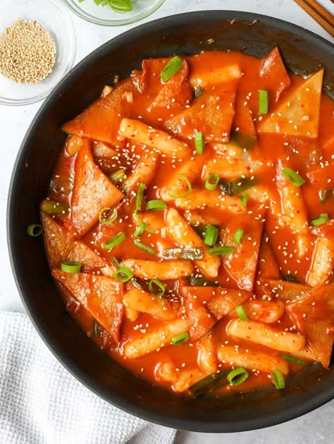 Quick & Easy Spicy Tteokbokki - Christie at Home Topokki Sauce Recipe, Teboki Recipe, Mild Tteokbokki Recipe, Tobokii Food, Mild Tteokbokki, Tobboki Korean, Teokkboki Recipes Easy, Korean Dinner Ideas, Spicy Tteokbokki