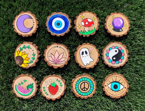 Evil Eye Wood Art, Painting Wood Coasters, Wooden Circle Art, Round Coaster Painting, Diy Coaster Designs, Wood Canvas Ideas, Wood Slice Coasters Diy, Painted Wooden Coaster Ideas, Circle Coaster Painting Ideas