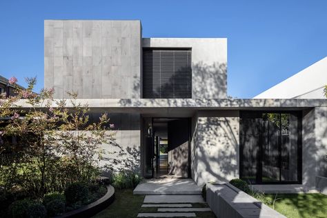 Sussex House in Brighton, Australia by M|Houses Brutalist Home, Front Door Entrance Ideas, Outdoor Aesthetic, Front Door Entrance, Biggie Smalls, The Local Project, Street House, Home Exterior, Facade House