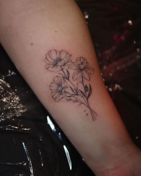 Breelle Scarano | Birth flower bouquet ; October Cosmos, August Poppy and March Daffodil 🌸💐🤍 . #fineline #finelinetattoo #finelinetattoos #tattooideas… | Instagram Fine Line Tattoos, Birth Flowers, Flower Tattoos, Daffodils, Cosmos, Flowers Bouquet, Poppies, Piercings, Tattoos