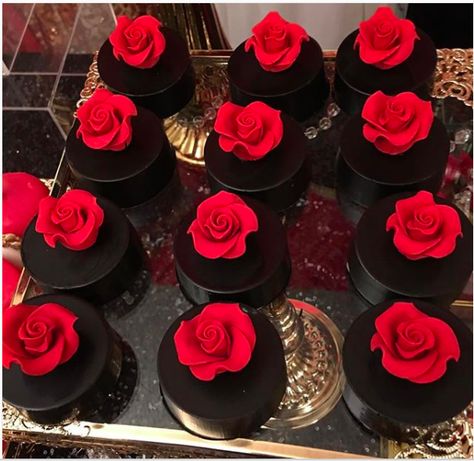 Red And Black Treat Table Ideas, Black And Red Candy Table, Red And Black Dessert Table, Red And Black Cupcakes, Red Treats, Black Dessert, Sweet 16 Favors, Red Birthday Party, Black And Red Roses