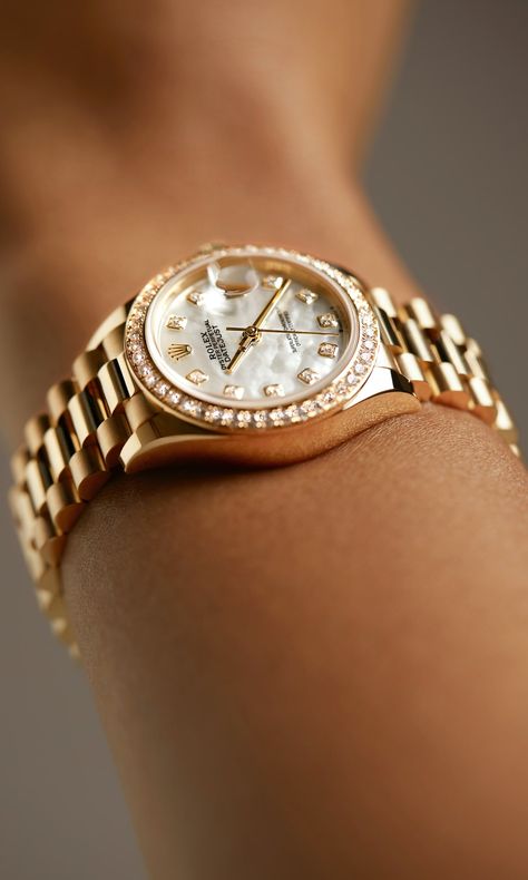 Discover the Lady-Datejust watch in 18 kt yellow gold on the Official Rolex Website Model: m279138rbr-0015 Rolex Womans Watch, Gold Rolex Women, Rolex Wrist Watch, Rolex Oyster Perpetual Datejust, Rolex Watches Women, Rolex Women, Gold Rolex, Jewelry Fashion Trends, Classy Jewelry