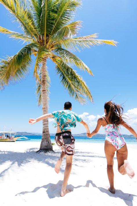 Couple spending time on a beutiful remote tropical island Island Couple, Together Photo, Traveling Together, Vacation Lifestyle, Beach Island, Tropical Island, Photo Couple, Tropical Islands, Premium Photo