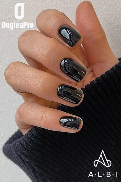 Photo d'ongles noir avec un reflet, notre vernis semi permanent noir saura vous convenir de par sa profondeur et ses différentes nuances de couleurs noirs. 🖤 #onglesnoir #darknail #blacknail #obscur #intense #chic #luxe #nailaddict #noir #brillant #paillette #mate #noirmate Cute Nail Polish, Black Acrylic Nails, Valentine Nails, Black Nail Designs, Glitter Acrylic, Star Nails, Nail Designs Spring, Acrylic Nail Designs, Black Nails