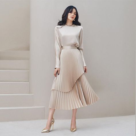 LANE JT (@lanejtglobal) • Instagram photos and videos Pakaian Feminin, Elegant Skirt, Elegantes Outfit, Modest Fashion Outfits, Fesyen Wanita, Mode Style, Classy Dress, Elegant Outfit, Modest Dresses