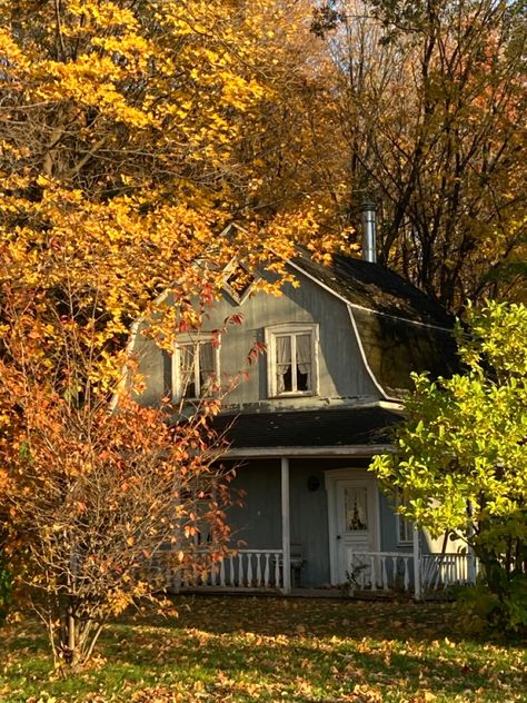 Small House Exteriors, Autumn Photos, New England Fall, Countryside House, Tiny House Cabin, Autumn Scenery, Autumn Cozy, Autumn Aesthetic, Small Home