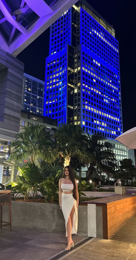 Miami Pose Ideas, Miami Pictures Ideas Night, Miami Aesthetic Night, Miami Photoshoot, Downtown Miami Night, Miami Beach Nightlife, Vacation Board, Miami Trip, Miami Vibes