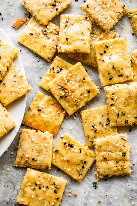 Cheese Crackers Recipe, Diethood Recipes, Cheese Cracker Recipe, Homemade Cheez Its, Homemade Crackers Recipe, Homemade Cheese Crackers, Cheesy Crackers, Crackers Recipe, Homemade Crackers