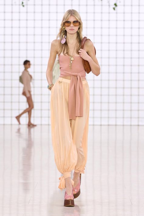 Chloé Spring 2025 Ready-to-Wear
https://www.vogue.com/fashion-shows/spring-2025-ready-to-wear/chloe/slideshow/collection#44 Spring 2025, Moda Paris, Silk Charmeuse, Barbie Fashion, Paris Fashion, Runway Fashion, Paris Fashion Week, High Fashion, What To Wear