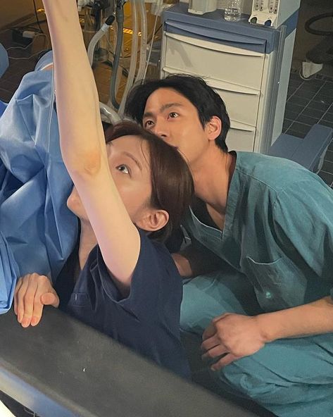 Rhythm Ta, Twitter Cover Photo, Dr Romantic, Dr. Romantic, Medical School Life, Diy Skin Care Routine, Lee Sung Kyung, Funny Text Conversations, Ahn Hyo Seop