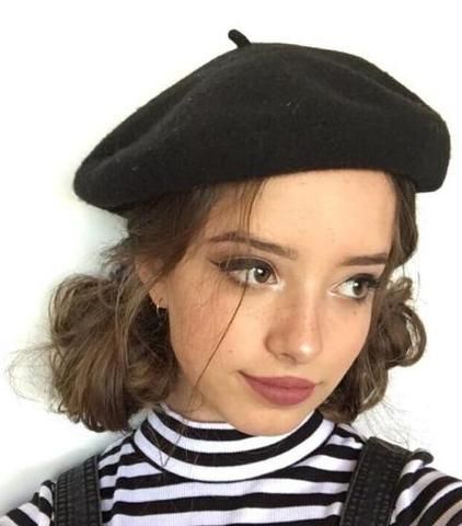 Hairstyles For Beret, Short Hair With Beret, Beret Hairstyles Short Hair, Hairstyle With Beret, Baret Hairstyles, Hairstyles With Beret, Beret Hat Hairstyles, Barret Hat Outfit, Beret Curly Hair