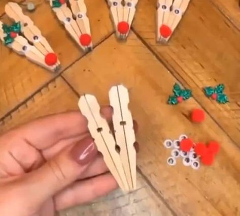 How to Make Reindeer Ornaments Using Clothespin Clothespin Christmas Wreath, Reindeer Clothespin Craft, Old Fashioned Clothes Pin Ornaments, Clothes Pin Ornaments Christmas, Clothes Pin Reindeer Ornaments, Clothes Pin Crafts Christmas, Clothespin Ornaments Diy, Mini Clothespin Crafts, Clothespin Reindeer