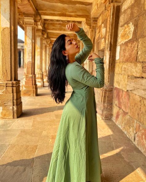 Anarkali Photoshoot Poses, Temple Poses For Women, Anarkali Poses, Ahaana Krishna, Single Piece Dress, Single Poses, Indian Kurti Designs, Friend Song, Photo Layout