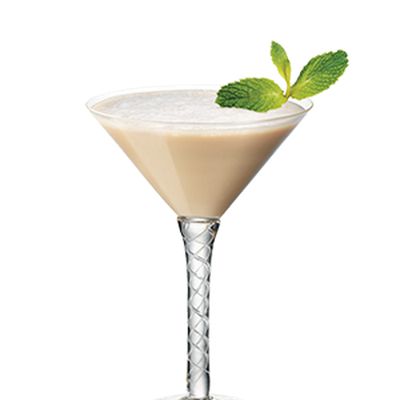 Baileys Midnight Mint @keyingredient Rumple Minze, Baileys Original Irish Cream, Baileys Original, Mint Cocktails, Irish Cream Liqueur, Mint Recipes, Cream Liqueur, Delicious Drink Recipes, Vanilla Vodka