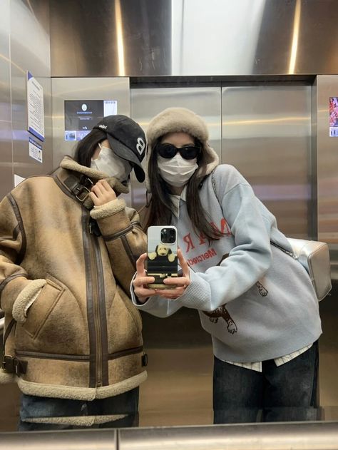 2best Friends Pictures, Snow Outfit Inspo, Korean Friends, Japan Winter, Ootd Winter, Fashion Mirror, Snow Outfit, Cold Outfits, Friend Poses