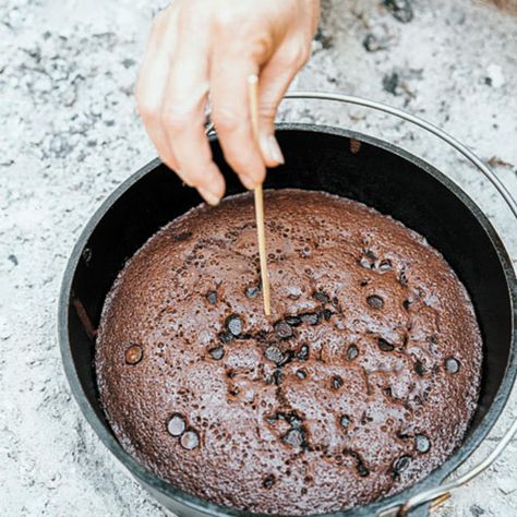 Cooking Hack: Dutch Oven Chocolate Cake Meets the Grill | Dutch Oven Chocolate Cake, Oven Desserts, Cooking Beets In Oven, Dutch Oven Desserts, Dutch Oven Camping Recipes, Camp Oven, Cauldron Cake, Dutch Oven Camping, Camping Desserts